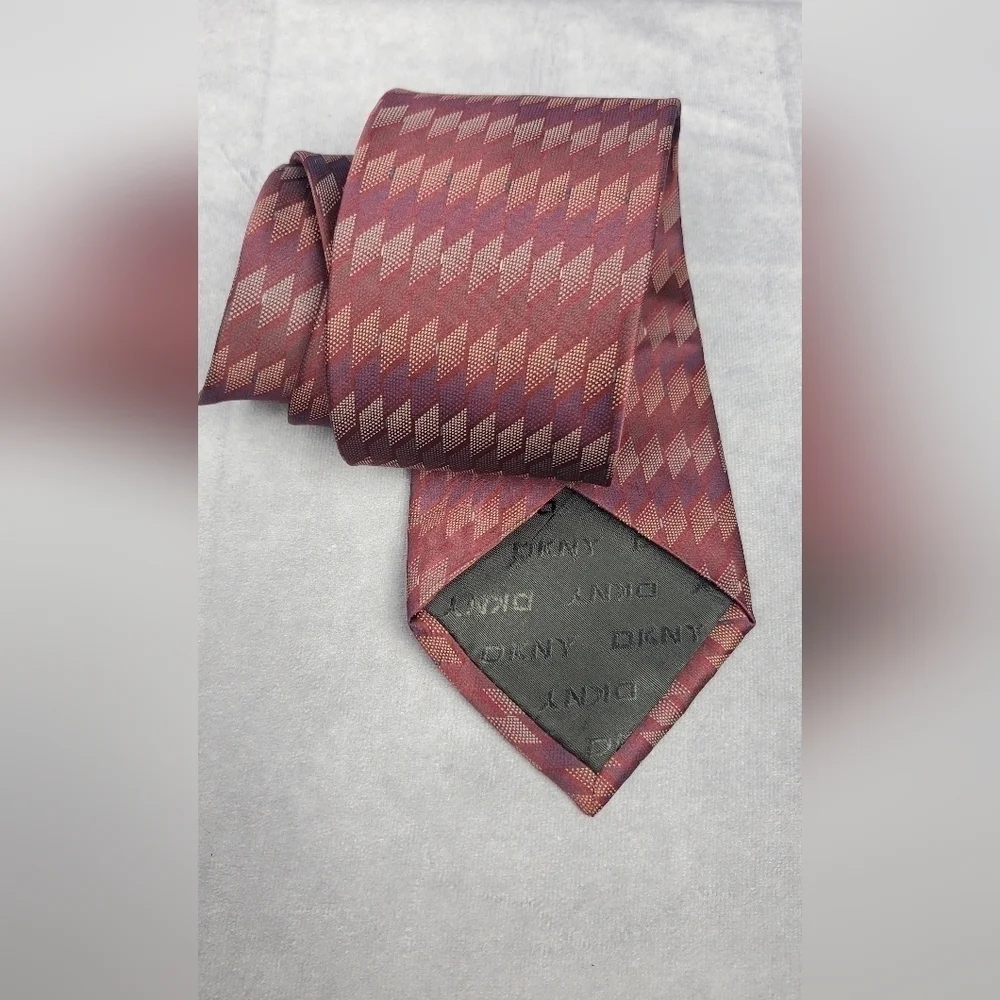 DKNY Men’s Silk Tie Burgundy Geometric‎ pattern